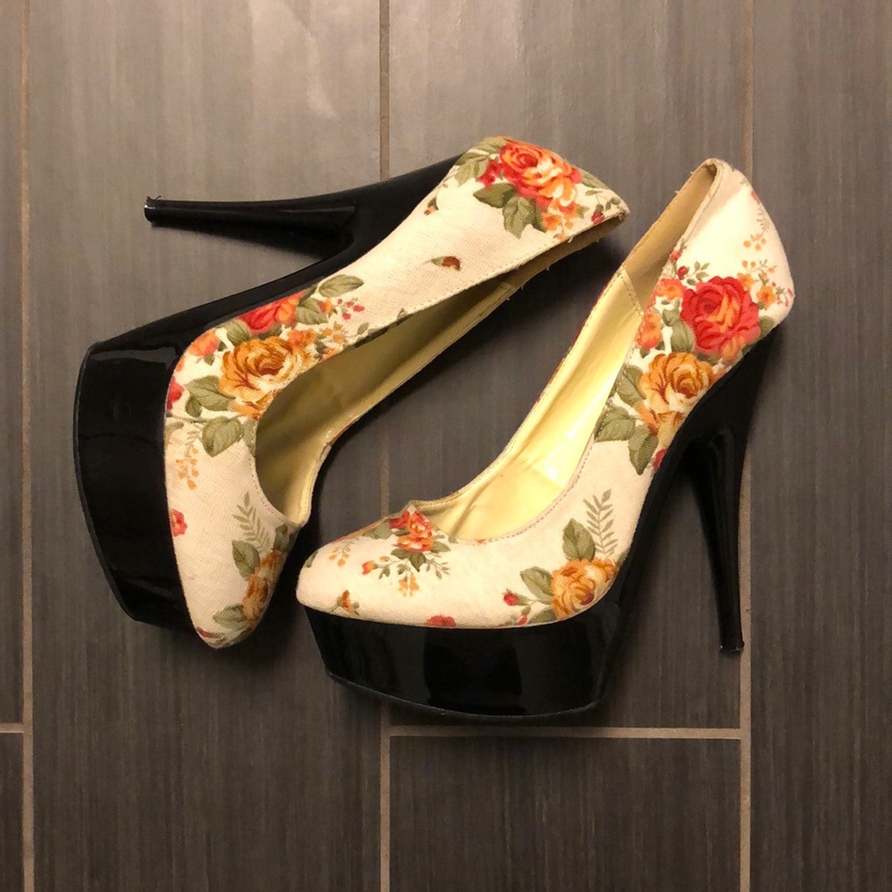 Vintage flower pumps